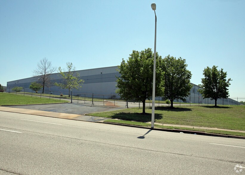 More Photos Of 3399 Raines Rd E, Memphis Warehouse For Lease