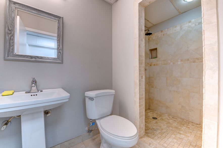 More Photos Of 7414 Domino Ln, Houston Light Distribution For Sale