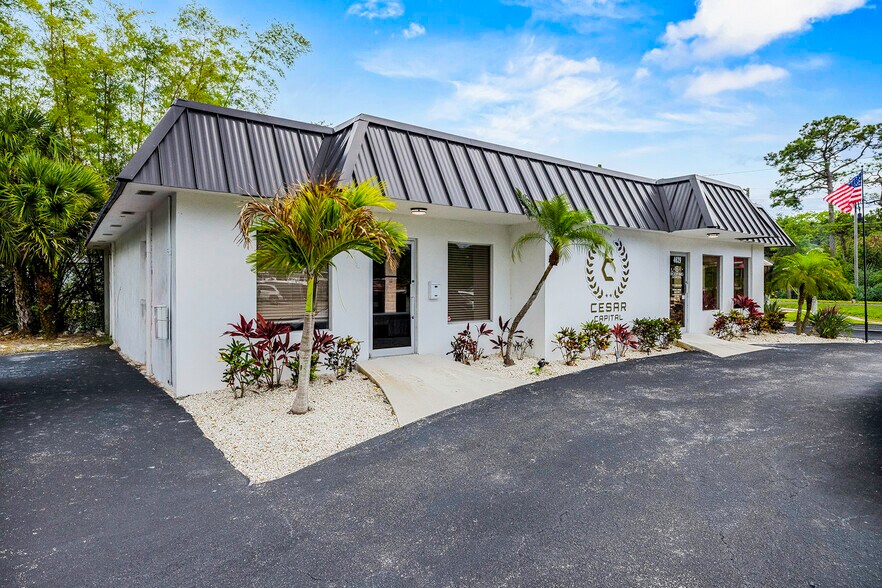 More Photos Of 4625 SE Dixie Hwy, Stuart Office For Sale
