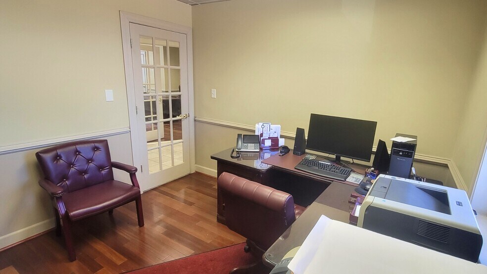 More Photos Of 12100-12128 Heritage Park Cir, Silver Spring Medical For Lease