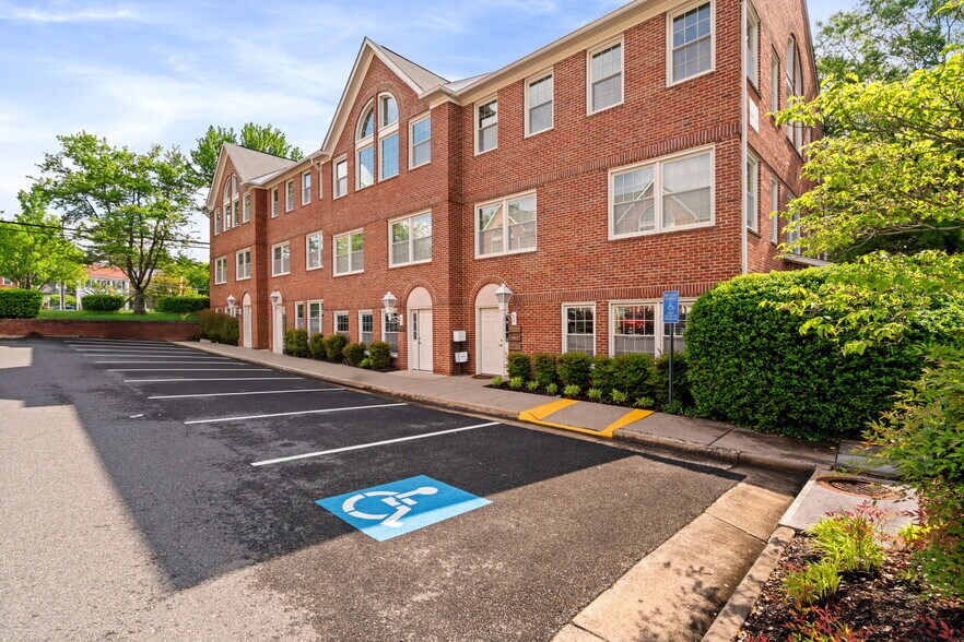 More Photos Of 9668-9683 Main St, Fairfax Medical For Lease