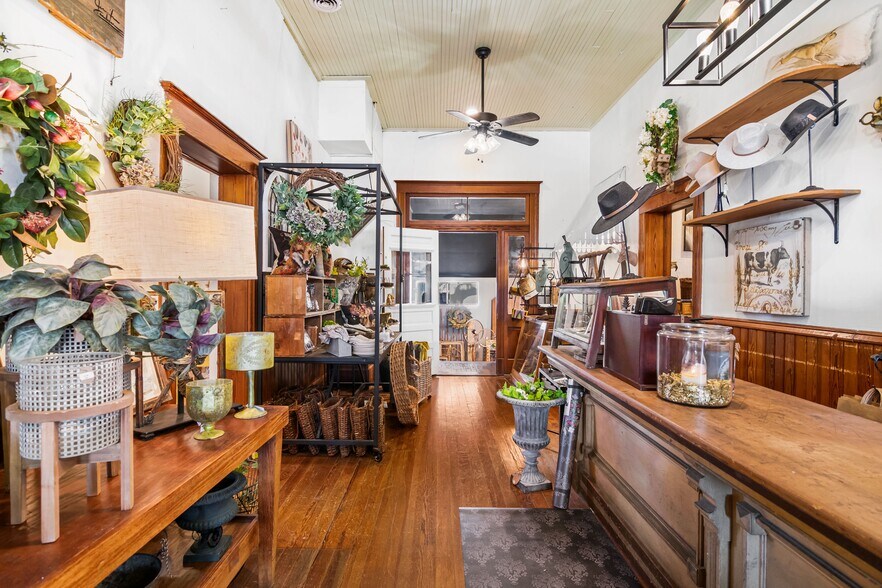 More Photos Of 702 Front St, Comfort Freestanding For Sale