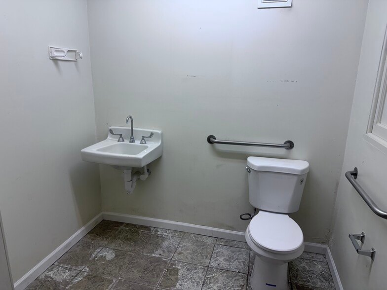 More Photos Of 860 W 4th St, Benson Flex For Sale