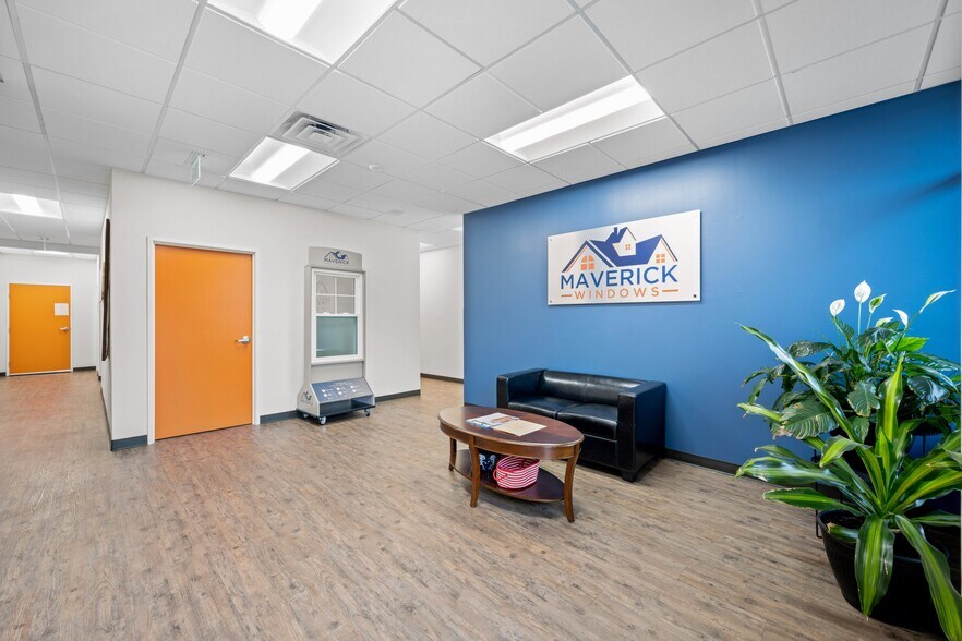 More Photos Of 4500-4540 Beltway Dr, Addison Showroom For Lease