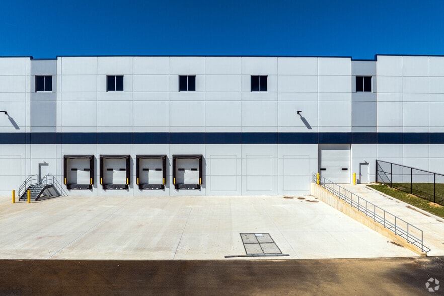 More Photos Of 332 S 17th St, Camden Distribution For Lease