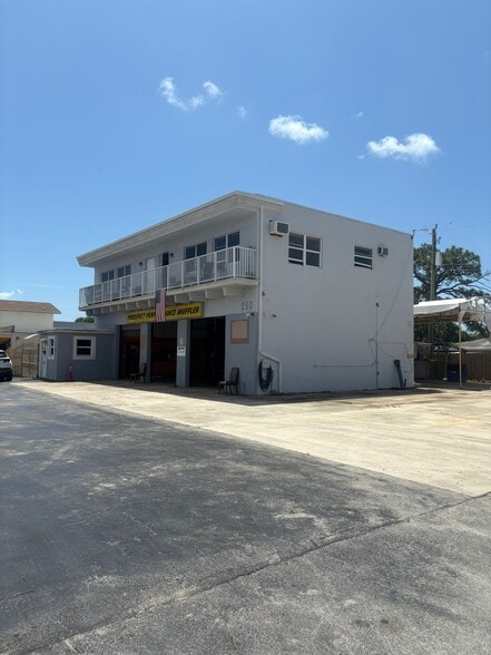 More Photos Of 250 NE 44th St, Oakland Park Auto Repair For Sale
