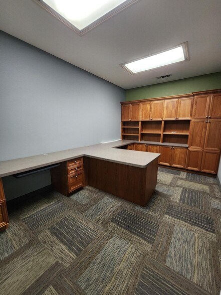 More Photos Of 5771-5791 E Shields Ave, Fresno Warehouse For Lease