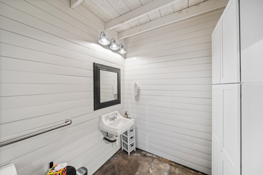 More Photos Of 1116 Austin St, Hempstead Storefront Retail Office For Sale