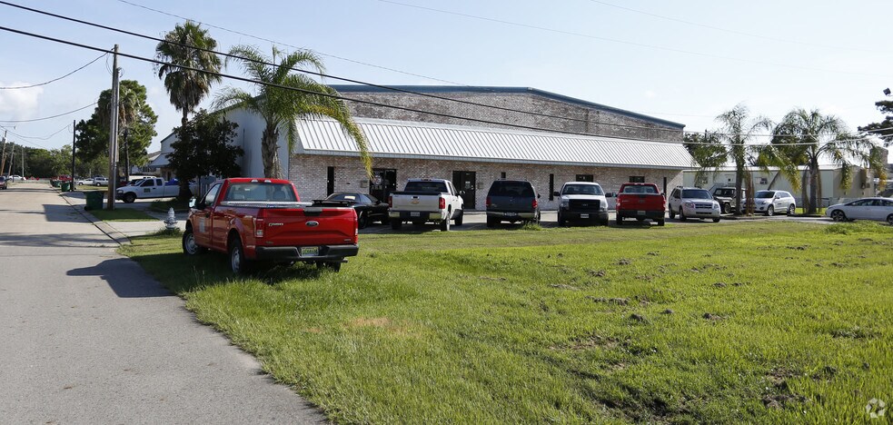 More Photos Of 200 Veterans Blvd, Kenner Warehouse For Lease