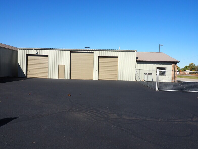 More Photos Of 9430 N Karen Dr, Mooresville Light Distribution For Lease