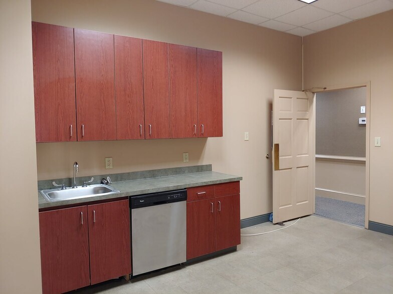 More Photos Of 2512 Independence Blvd, Wilmington Office For Lease