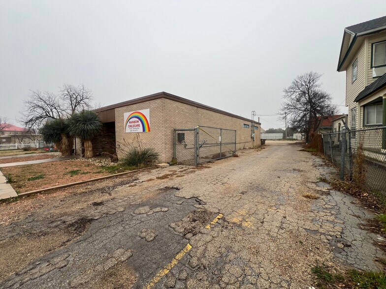 More Photos Of 113 E Twohig Ave, San Angelo General Retail For Sale