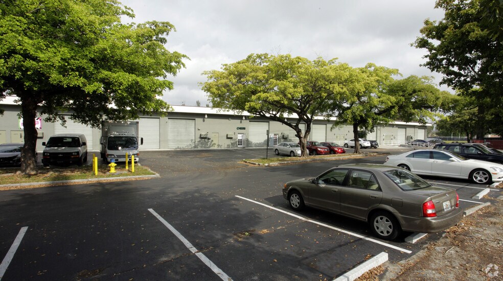 More Photos Of 2261-2299 NE 164th St, Aventura Warehouse For Lease
