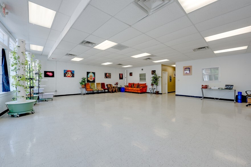 More Photos Of 3014 Commerce St, Dallas General Retail For Lease