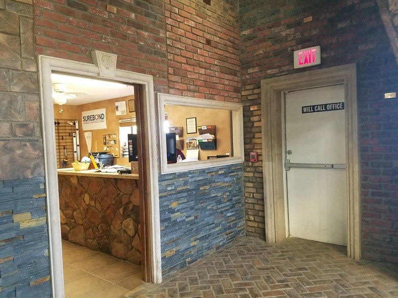 More Photos Of 2601 N Lake Valley Rd, Prescott Valley Warehouse For Lease