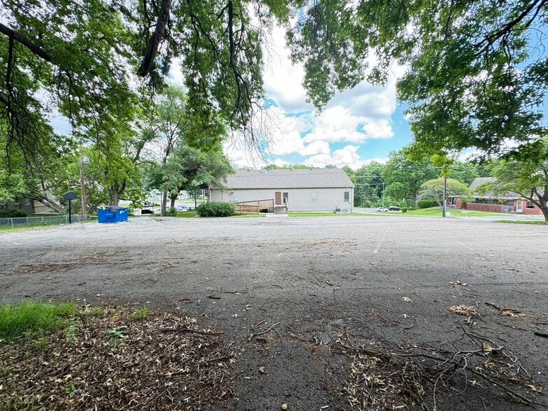 More Photos Of 4370 N Oak Trfy, Kansas City Office For Sale