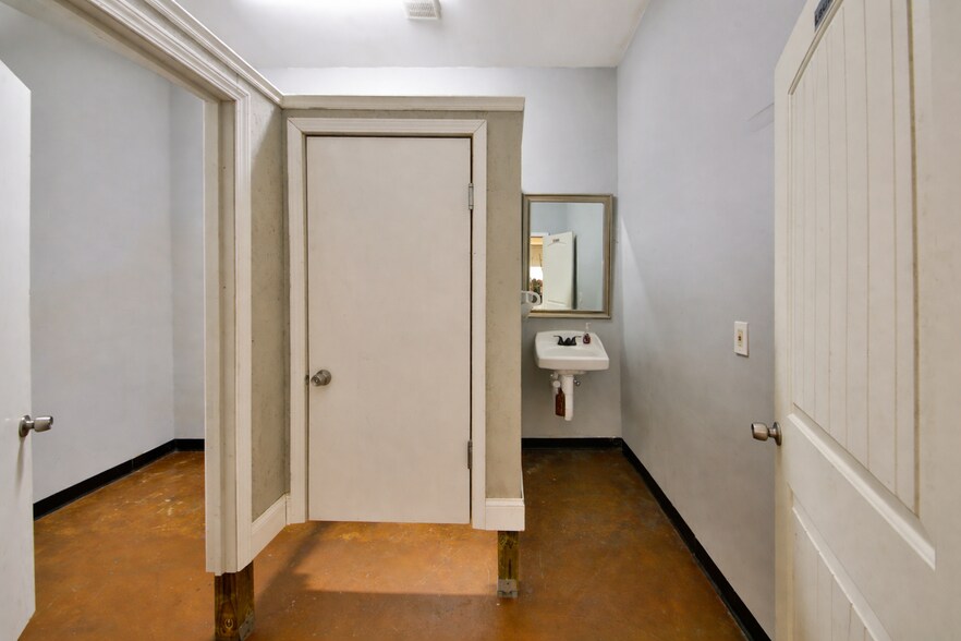 More Photos Of 413 Decatur St, Memphis Convenience Store For Sale