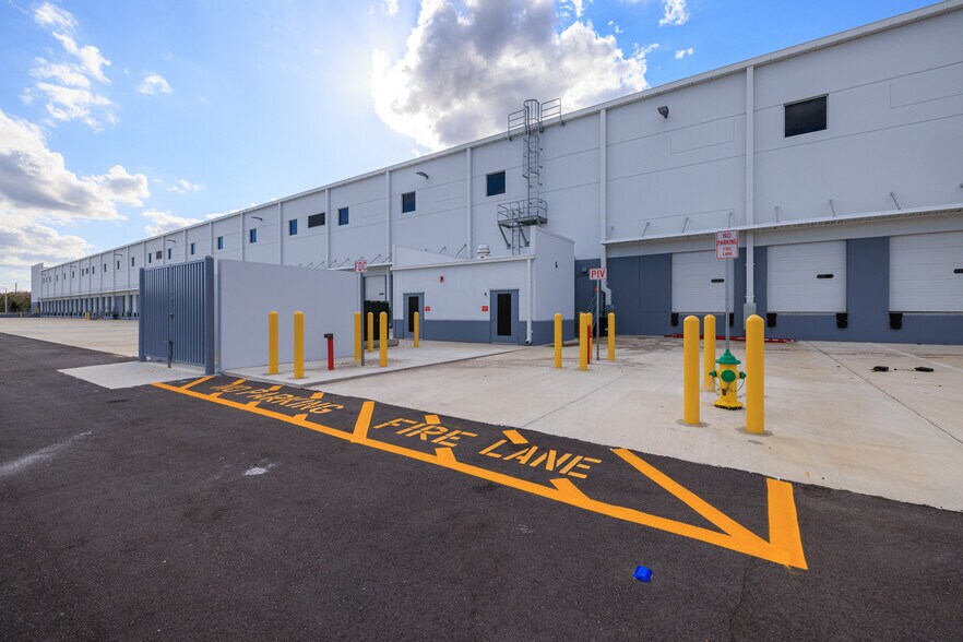 More Photos Of 9876 Air Commerce Pky, Orlando Unknown For Lease