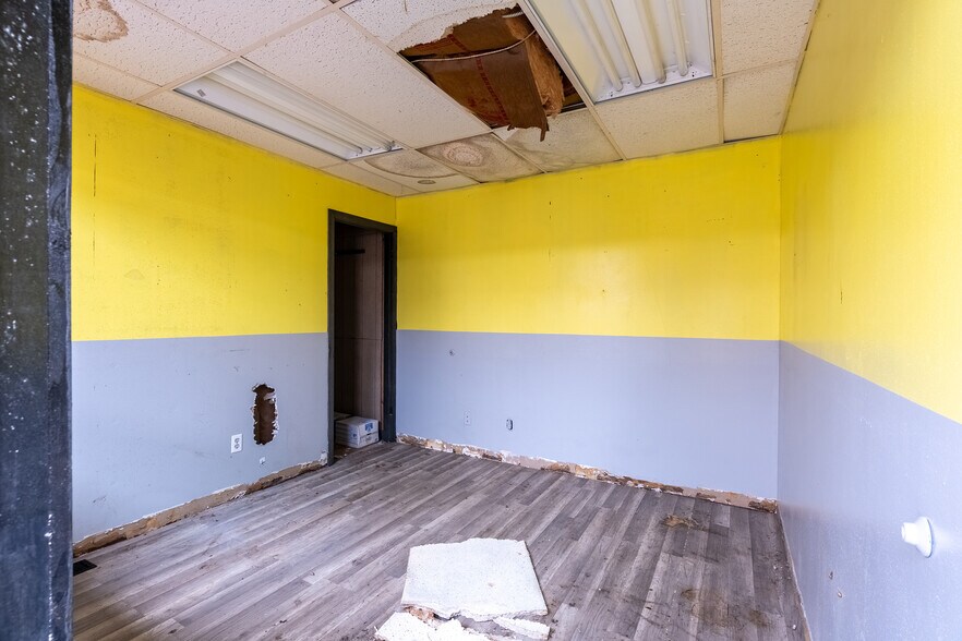 More Photos Of 828 E Main St, Carbondale General Retail For Sale