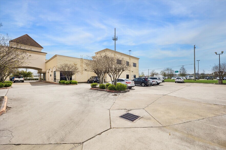 More Photos Of 4450 E Sam Houston Pky S, Pasadena General Retail For Lease
