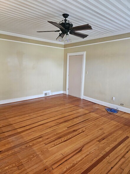 More Photos Of 124 Cedar Rd, Lexington Office For Lease