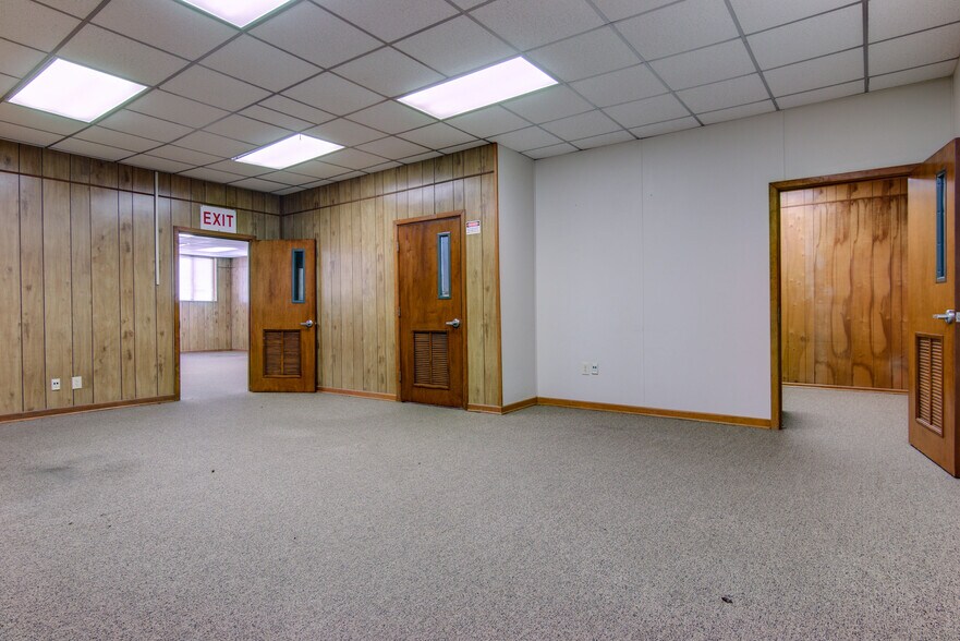 More Photos Of 228 Texas Ave, Hooks Office For Lease