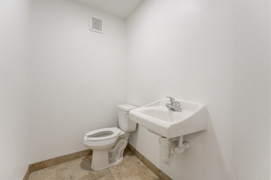 More Photos Of 10215 Papalote St, Houston Showroom For Sale