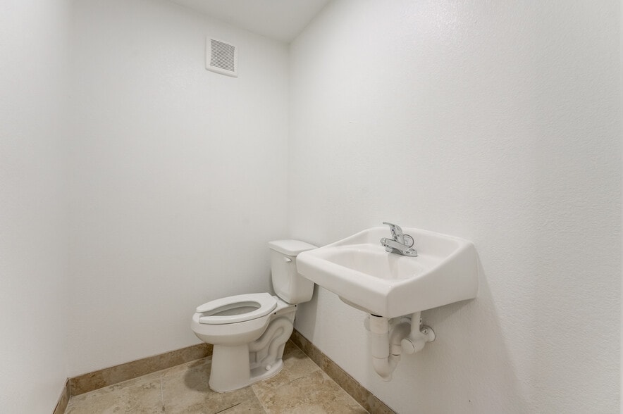 More Photos Of 10215 Papalote St, Houston Showroom For Lease