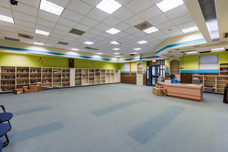 More Photos Of 5710 Wesconnett Blvd, Jacksonville Schools For Lease