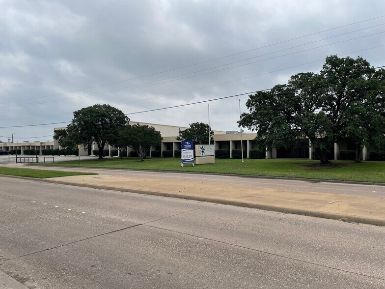 More Photos Of 2800 W Kingsley Rd, Garland Manufacturing For Lease