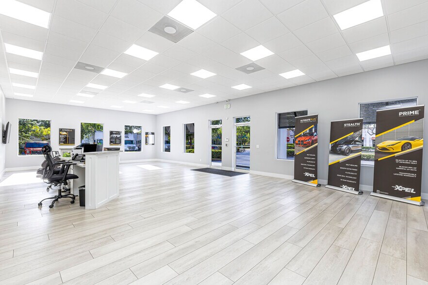 More Photos Of 3550 Westview Dr, Naples Showroom For Sale