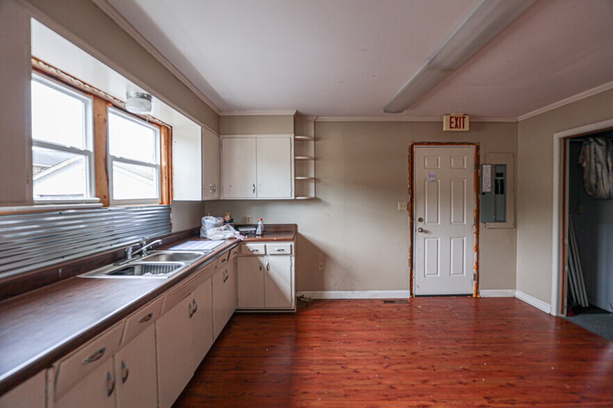 More Photos Of 806 Poplar St, Benton Office For Sale