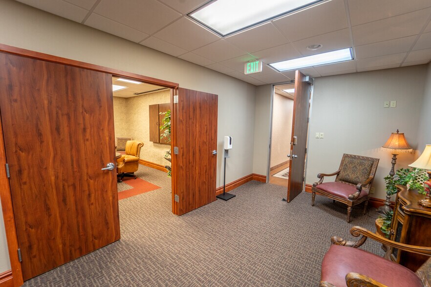 More Photos Of 115 Medical Dr, Victoria Medical For Sale