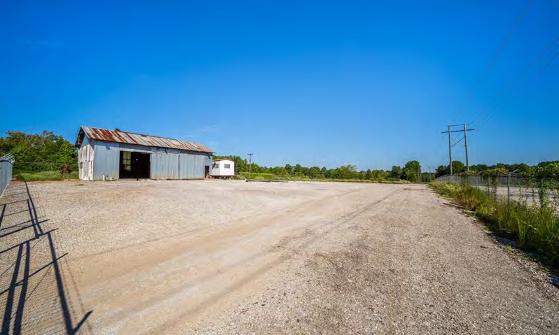More Photos Of 2103 E SH 31, Kilgore Warehouse For Sale