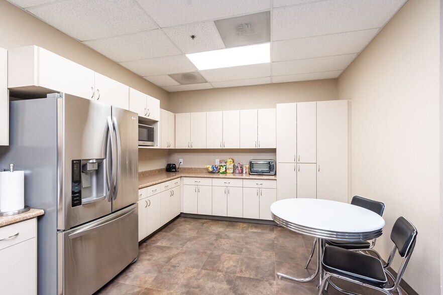 More Photos Of 1260 DuPont Ct, Manteca Flex For Sale