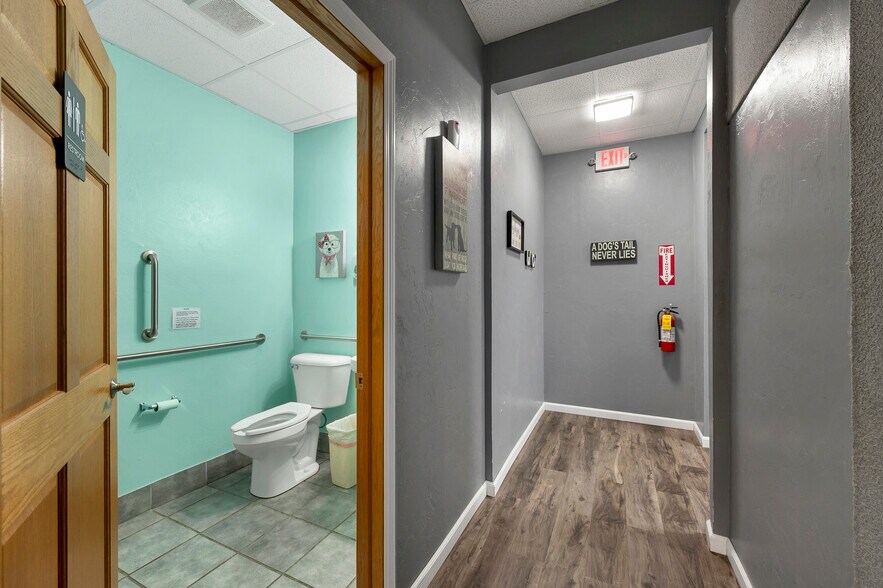 More Photos Of 1279 E Mason St, Green Bay Storefront For Sale