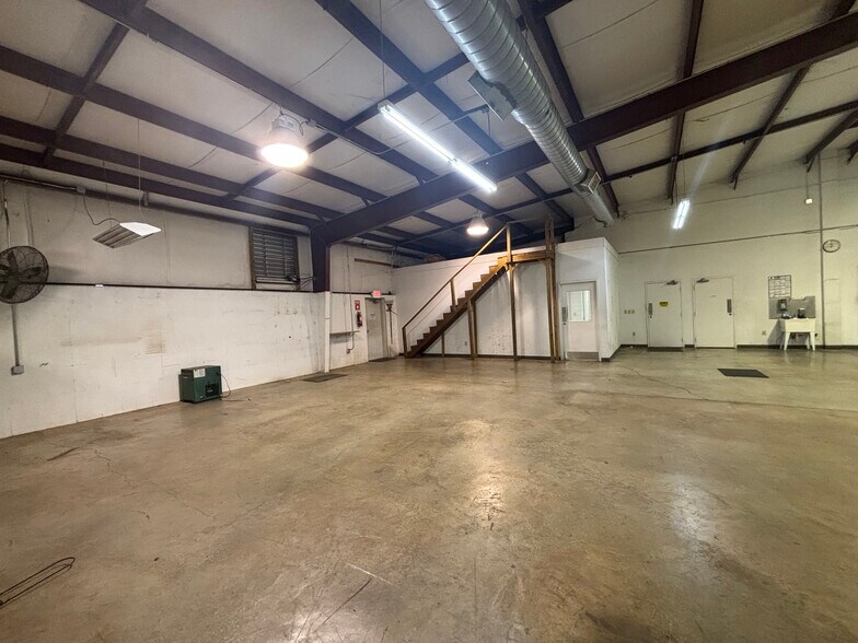 More Photos Of 140 Industrial Park Drive, Forsyth Warehouse For Sale