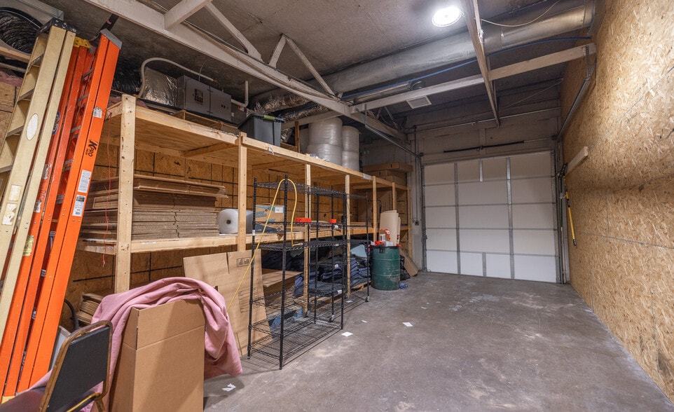 More Photos Of 905 W Scenic Rivers Blvd, Salem Flex For Sale