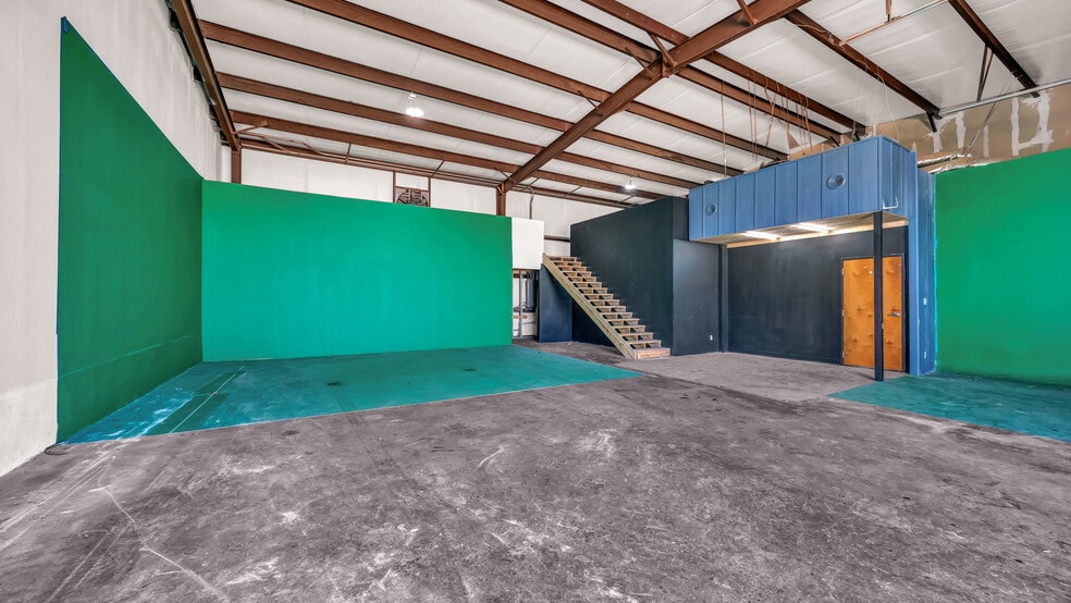 More Photos Of 118 Marble Ct, Aledo Showroom For Lease