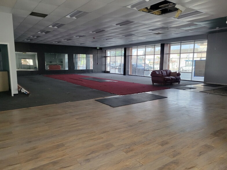 More Photos Of 17631-17651 Vanowen St, Van Nuys Unknown For Lease