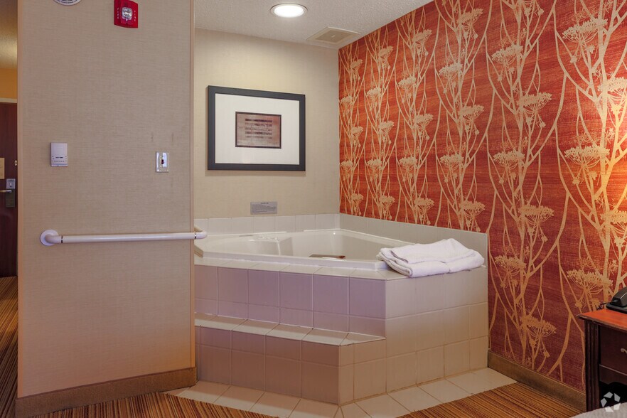 More Photos Of 2 Convention Center Dr, Altoona Hotel For Sale