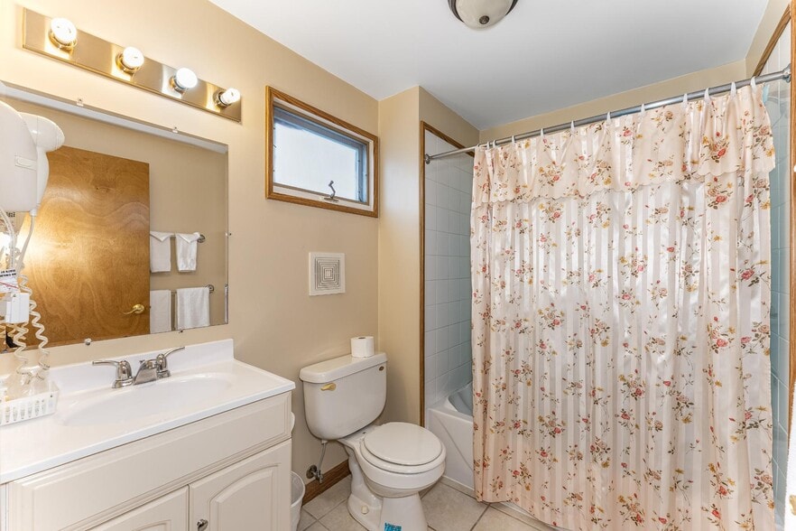 More Photos Of 309 E Wall St, Eagle River Hotel For Sale