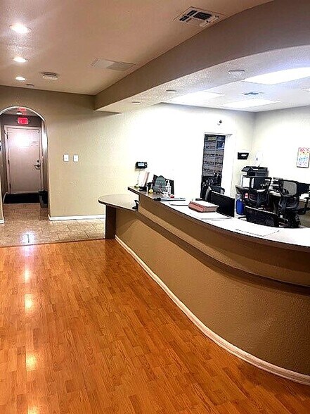 More Photos Of 7386 Barlite Blvd, San Antonio Medical For Sale