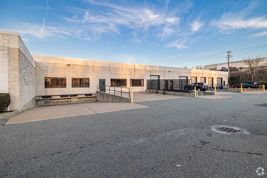 More Photos Of 55 W Ames Ct, Plainview Research And Development For Lease