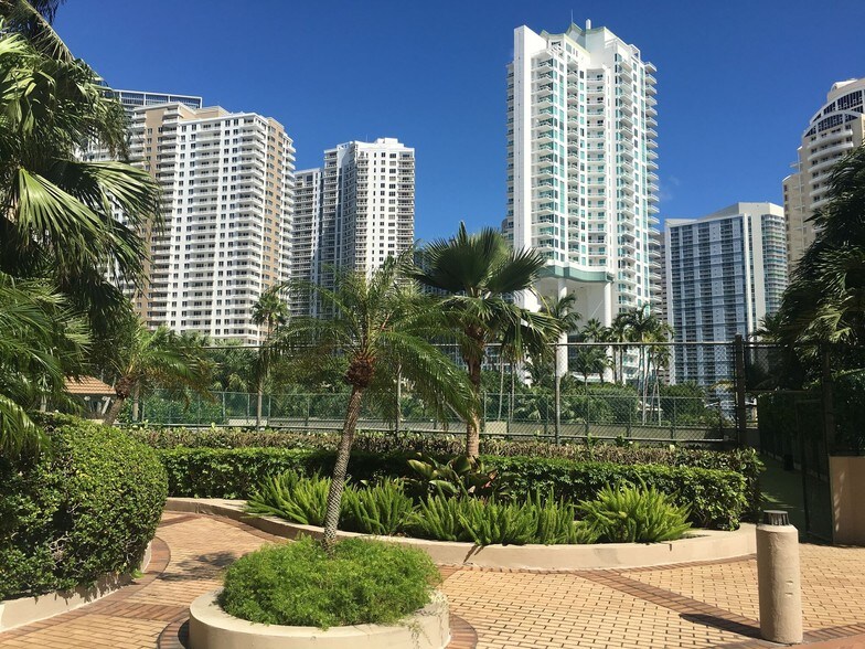 More Photos Of 520 Brickell Key Dr, Miami Apartments For Lease