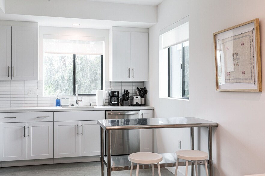 More Photos Of 2301 S Cloverdale Ave, Los Angeles Apartments For Sale