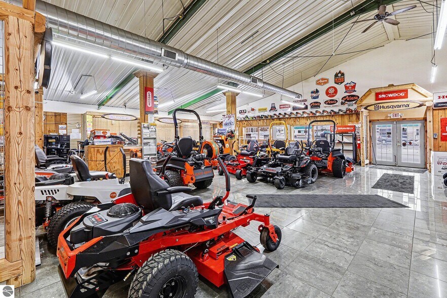 More Photos Of 414 S Mitchell St, Cadillac General Retail For Lease