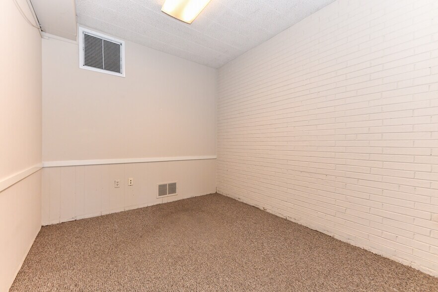 More Photos Of 1834 Banking St, Greensboro Office For Lease