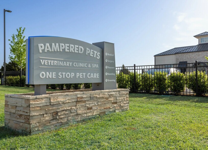 More Photos Of 2020 N Kelly Ave, Edmond Veterinarian Kennel For Sale