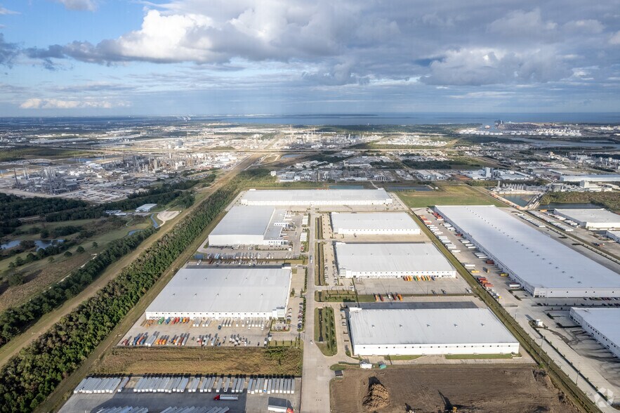 More Photos Of 10565 Red Bluff Rd, Pasadena Distribution For Lease